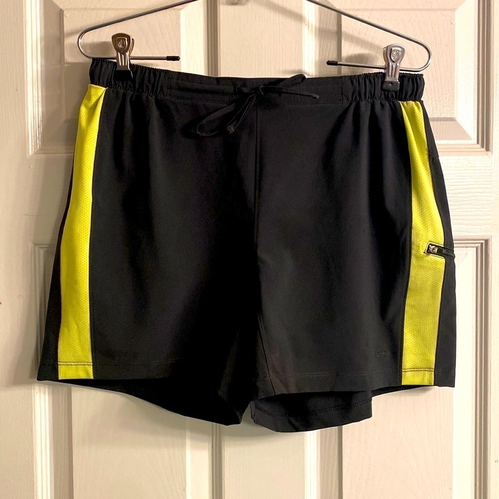 CHAMPION C9 RUNNING SHORTS WITH SIDE ZIPPED POCKET SIZE SMALL